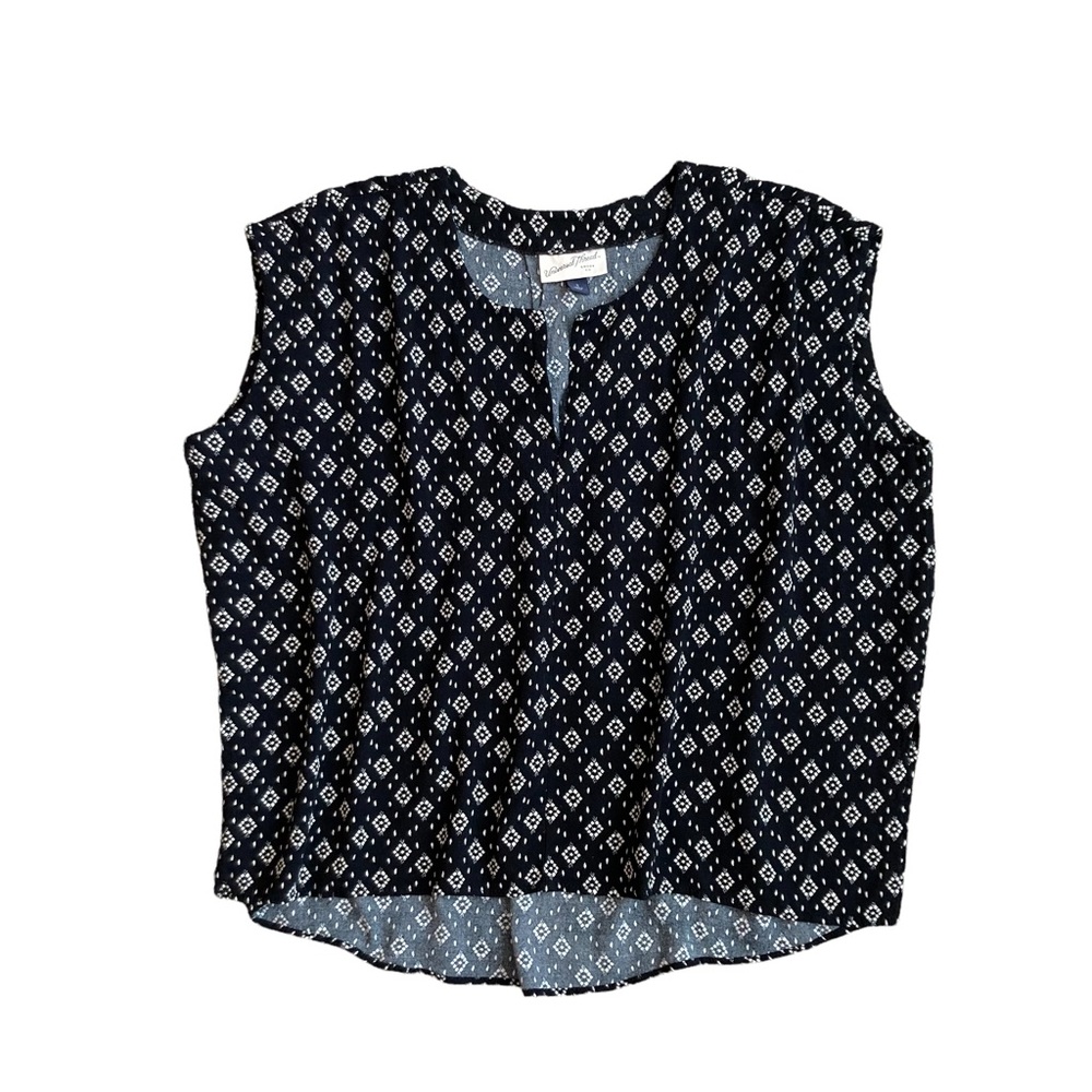 Universal Thread Women’s Top Sleeveless Black w/white print top blouse